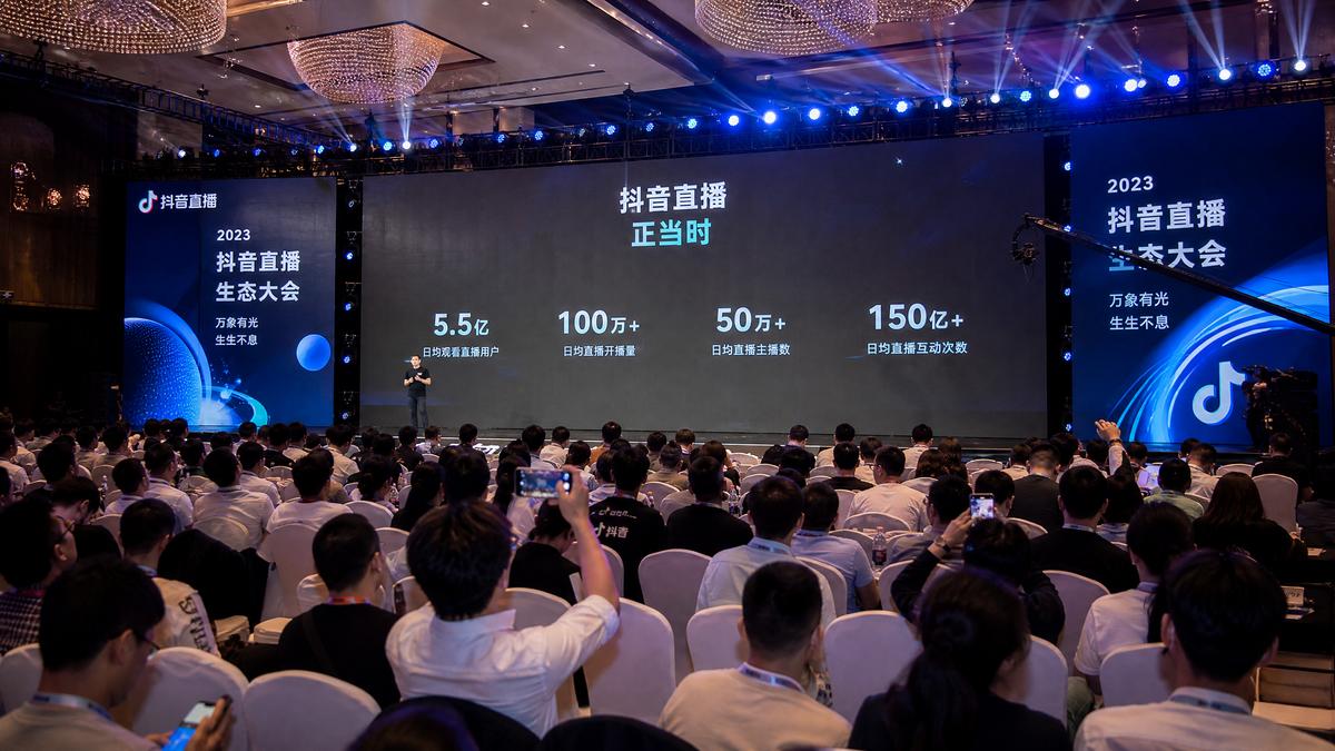 ST直播ST直播2026年度创作者大会圆满落幕，百位视频创作者获颁荣誉